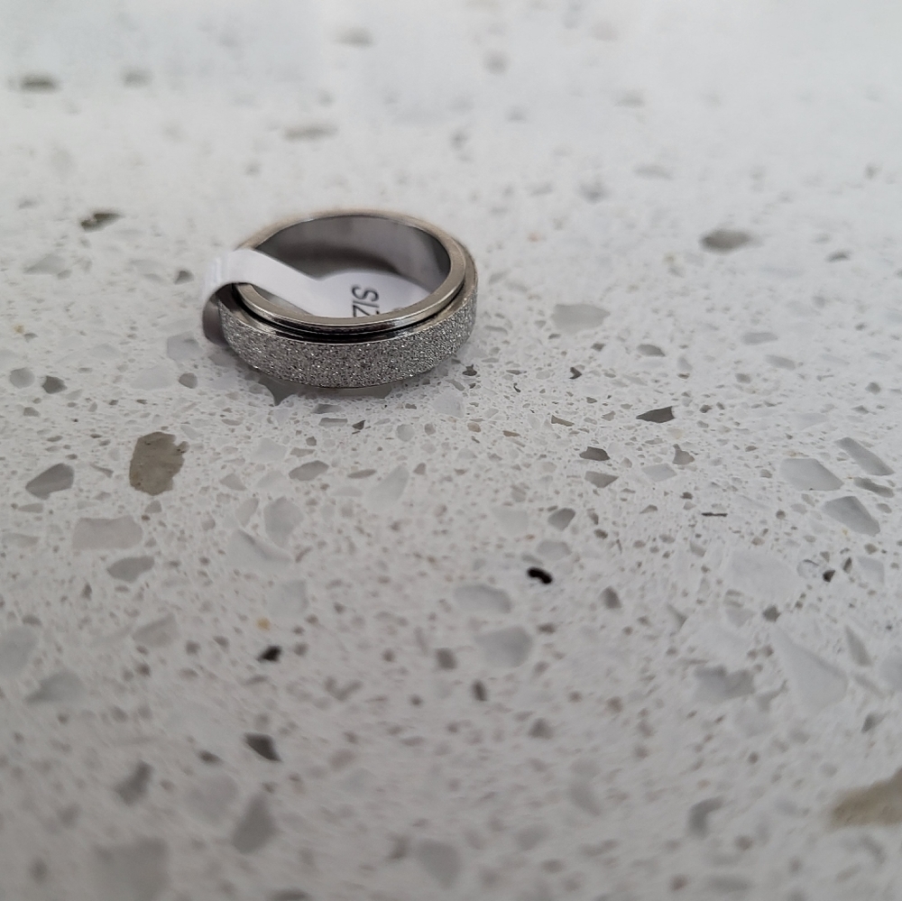 Anti-anxiety spinner ring
